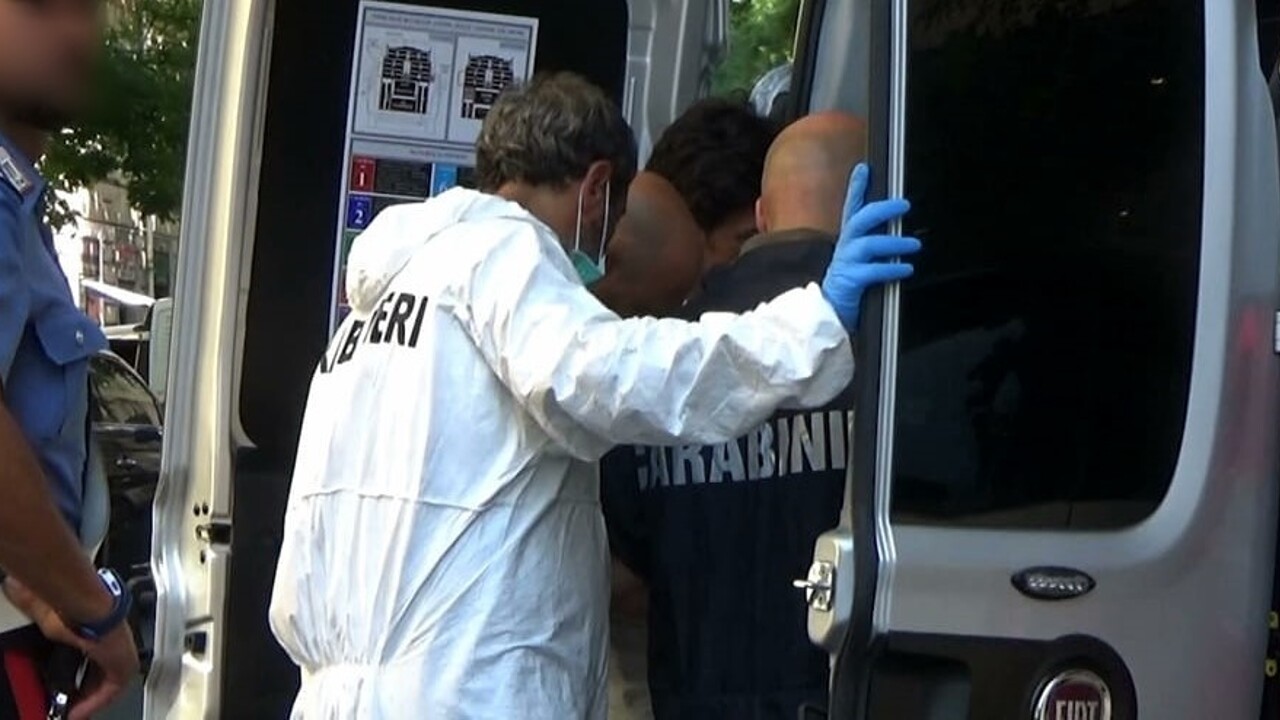 Ostia, operaio precipita dal quinto piano e muore. Stava lavorando sulla facciata di un palazzo