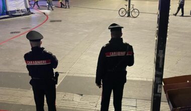 Cerca di suicidarsi buttandosi nel vuoto dal balcone, travolge e uccide una passante