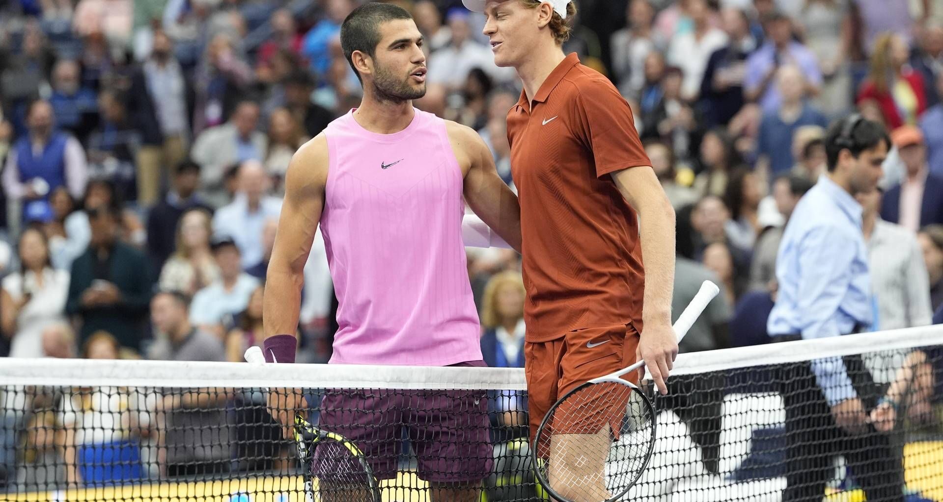 Sinner-Alcaraz, tifosi 'bocciano' outfit di Carlos agli Us Open: "Pantera rosa"