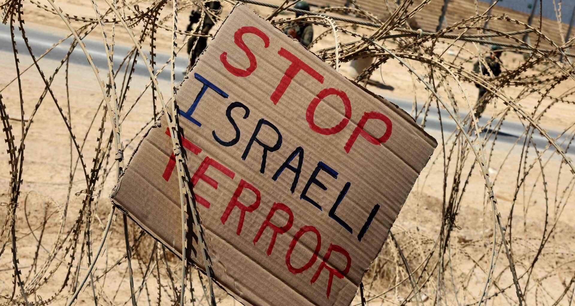 Un cartello degli attivisti israeliani per la pace lasciato al confine con la Striscia di Gaza