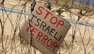 Un cartello degli attivisti israeliani per la pace lasciato al confine con la Striscia di Gaza