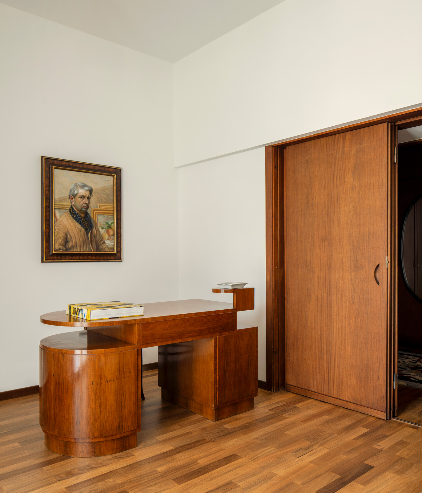 Scrivania razionalista in legno nello spazio espositivo di Casa Gregotti