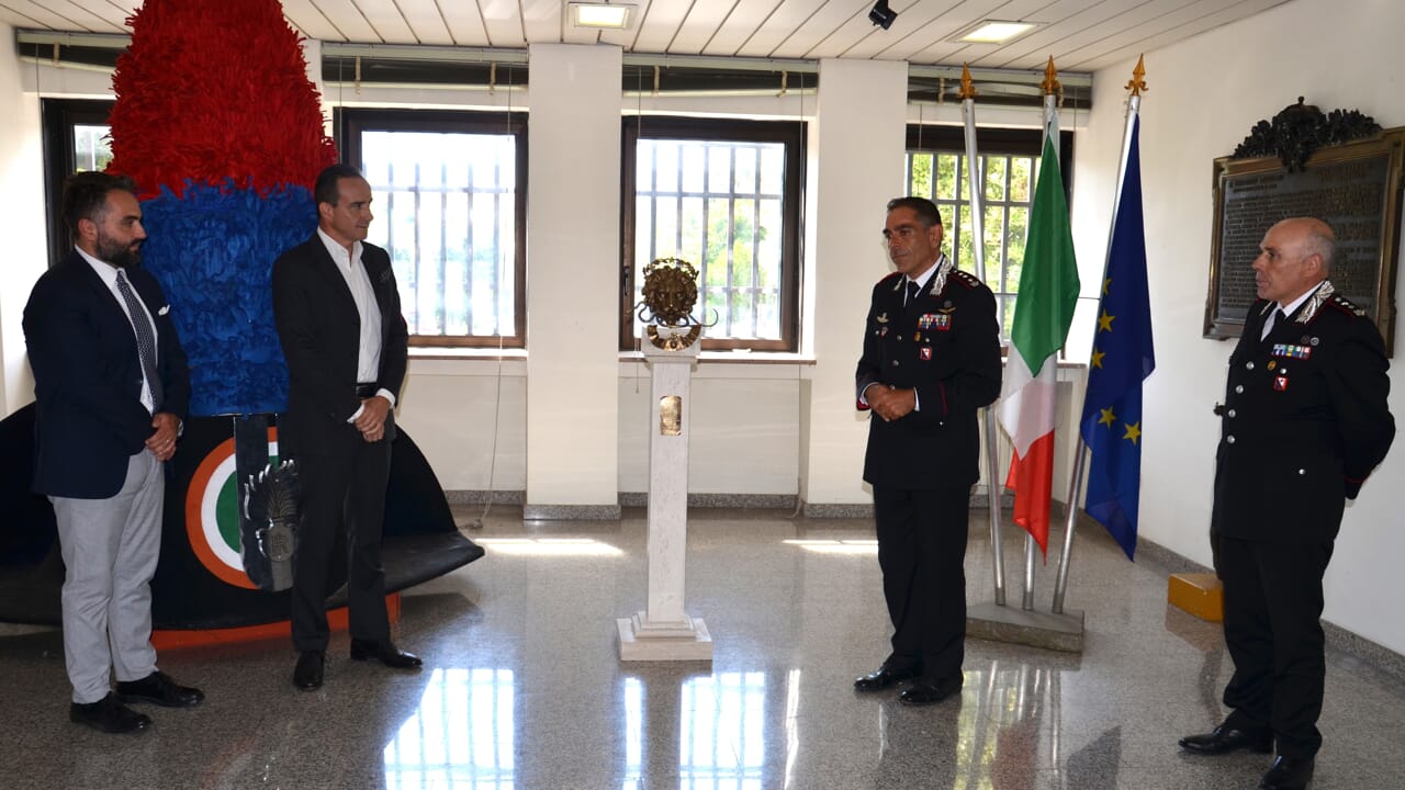Una scultura per i carabinieri di Arezzo. Il dono di Lucio Minigrilli