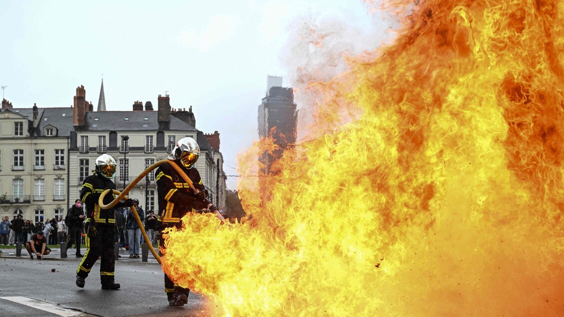 A Parigi si infiamma la protesta 'Bloquons tout' - Primopiano