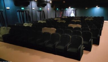 Riapre il cinema Centrale a Viareggio, la prima sala “boutique” con poltrone Luxe e divani per due persone