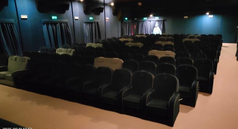 Riapre il cinema Centrale a Viareggio, la prima sala “boutique” con poltrone Luxe e divani per due persone