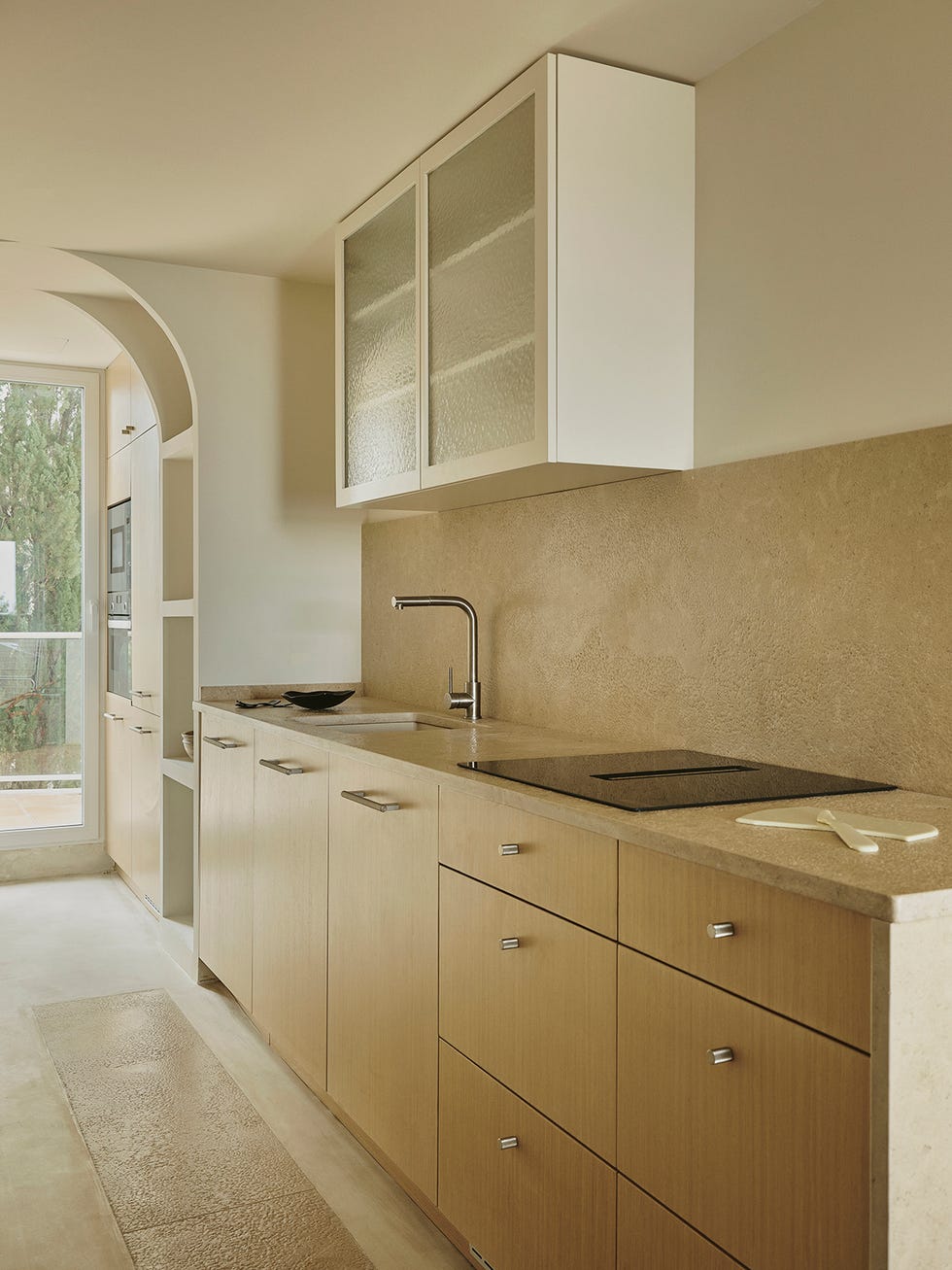 mini piso con cocina estrecha y alargada en madera