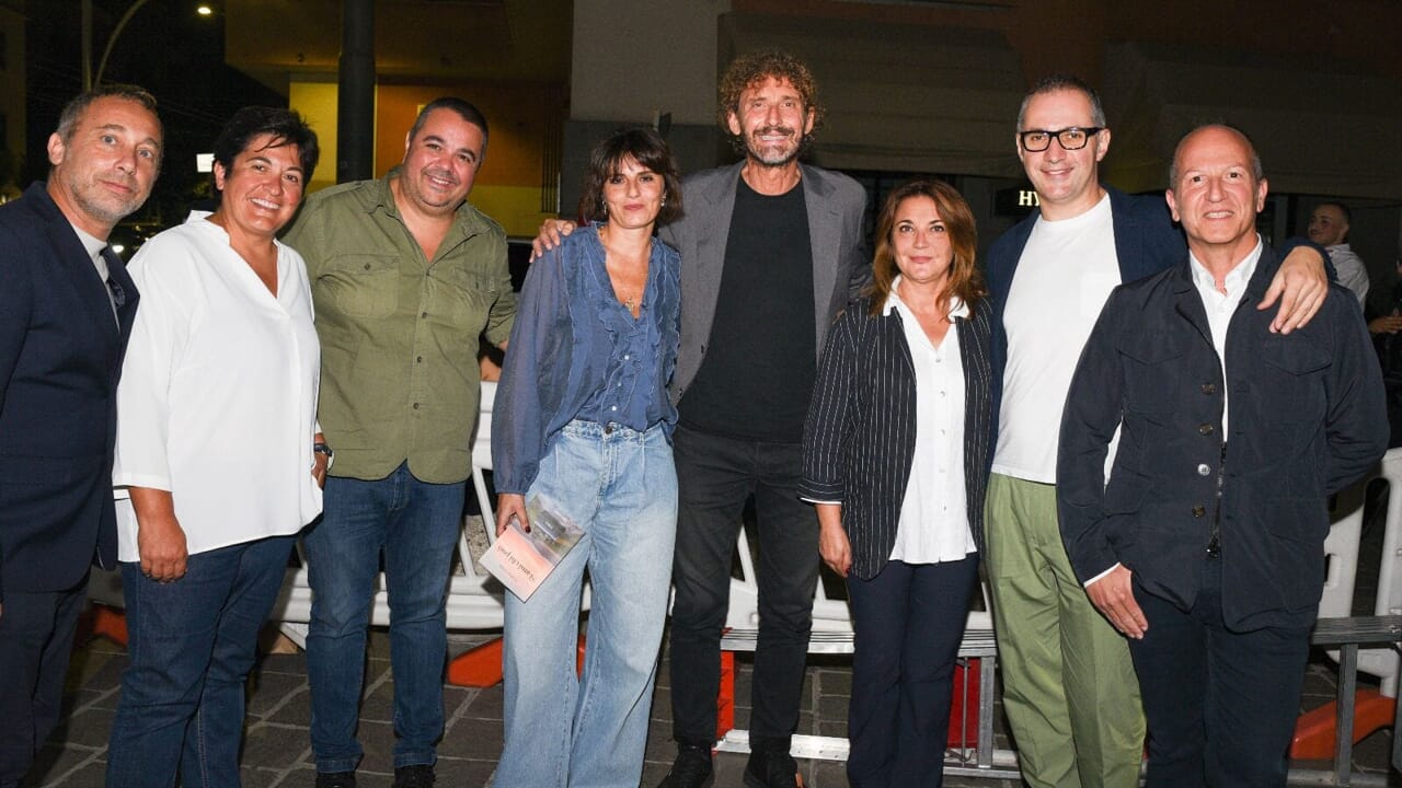 in centinaia a piazzale Marconi protagonisti dell'evento per una città che legge