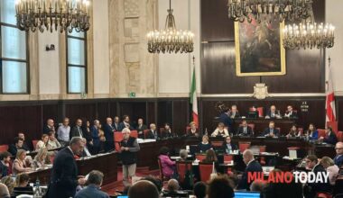 Vendita San Siro, il Consiglio comunale si apre tra polemiche e fischi
