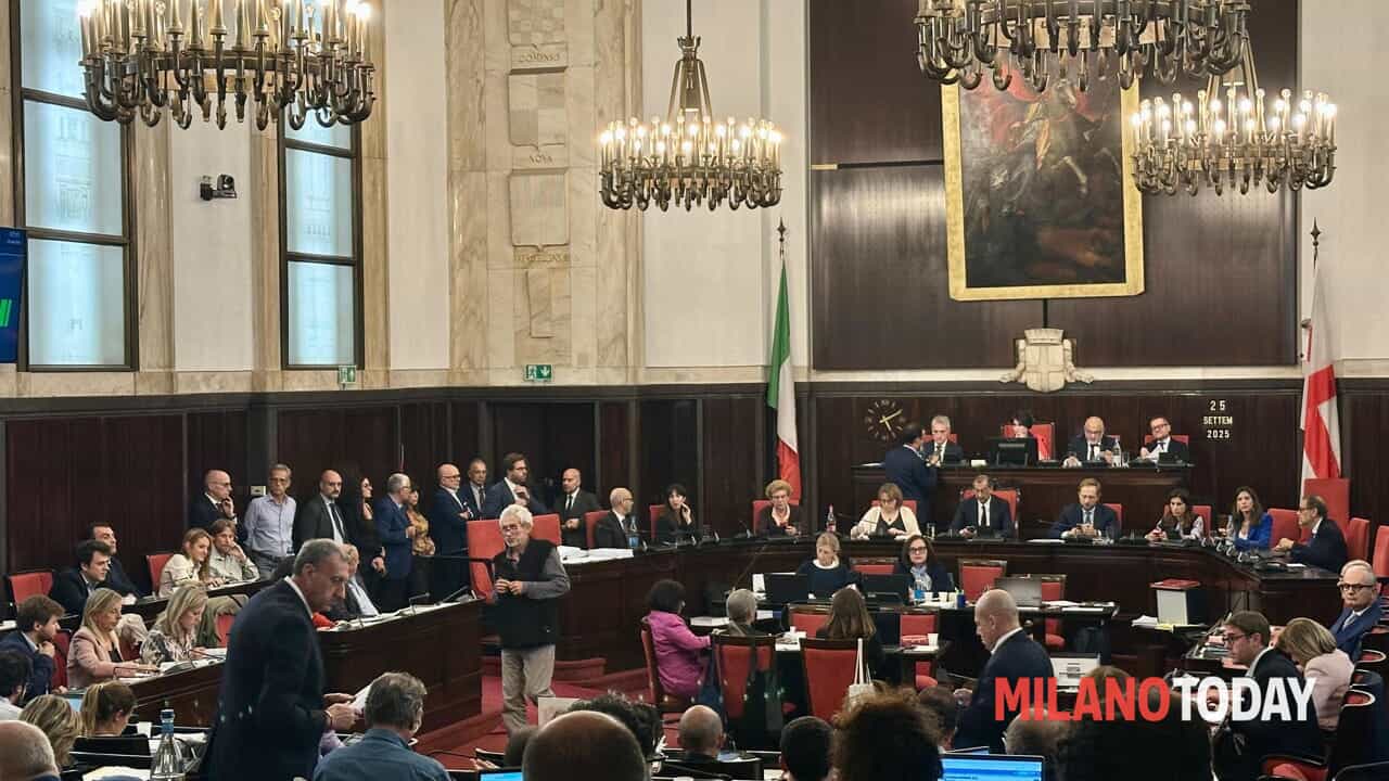 Vendita San Siro, il Consiglio comunale si apre tra polemiche e fischi