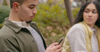 “Fammi leggere i messaggi”, il fidanzato si rifiuta e lei lo accoltella al petto uccidendolo