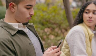 "Fammi leggere i messaggi", il fidanzato si rifiuta e lei lo accoltella al petto uccidendolo