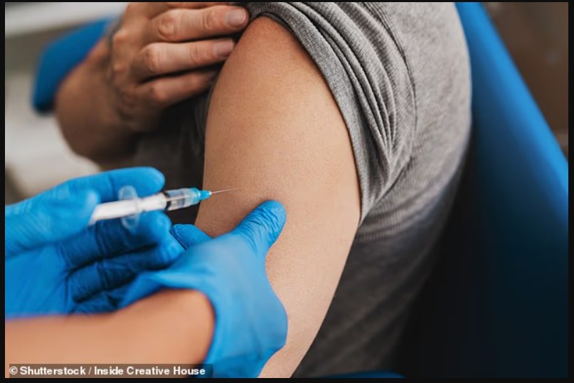 I vaccini anti-Covid "potrebbero aumentare il rischio di cancro", afferma uno studio controverso