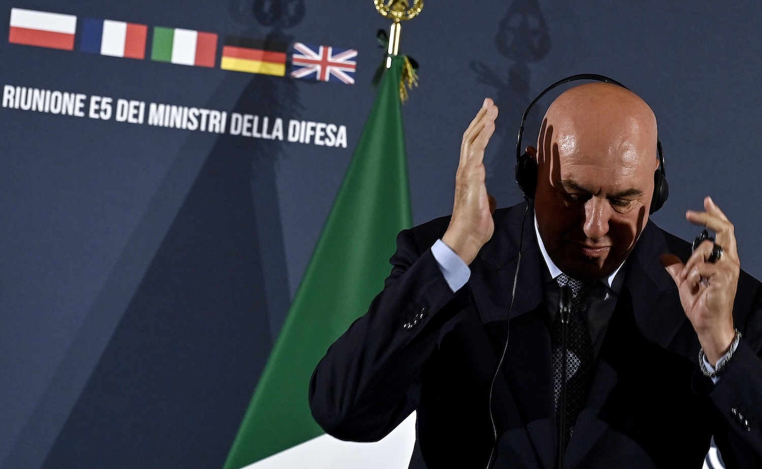 Il ministro indifeso, clamoroso e grave hackeraggio del profilo X di Guido Crosetto