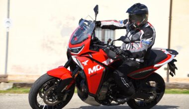 Moto Morini X-Cape 2025 prova e recensione con pregi e difetti, scheda tecnica e velocità