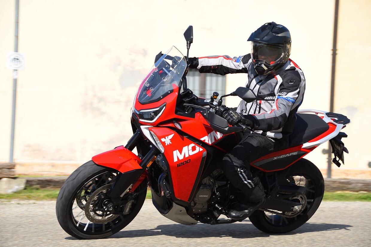 Moto Morini X-Cape 2025 prova e recensione con pregi e difetti, scheda tecnica e velocità
