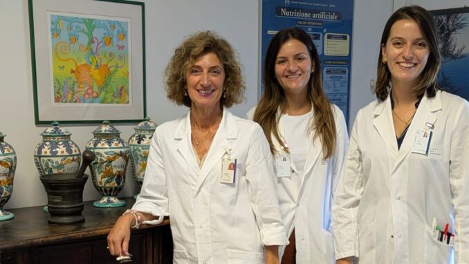 Nella foto: da sinistra dottoresse Elena Farulla Direttore Farmaceutica - Irene Garr...
