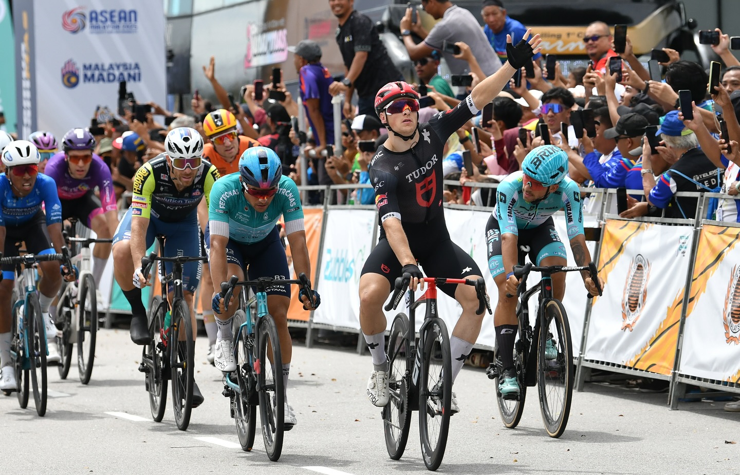 Tour de Langkawi 2025, Arvid de Kleijn vince la seconda volata - Matteo Malucelli (2°) rimane in testa alla generale, 3° Enrico Zanoncello e 4° Filippo Fortin