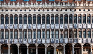100 ritratti dei rifugiati sulla facciata delle Procuratie Vecchie di Venezia