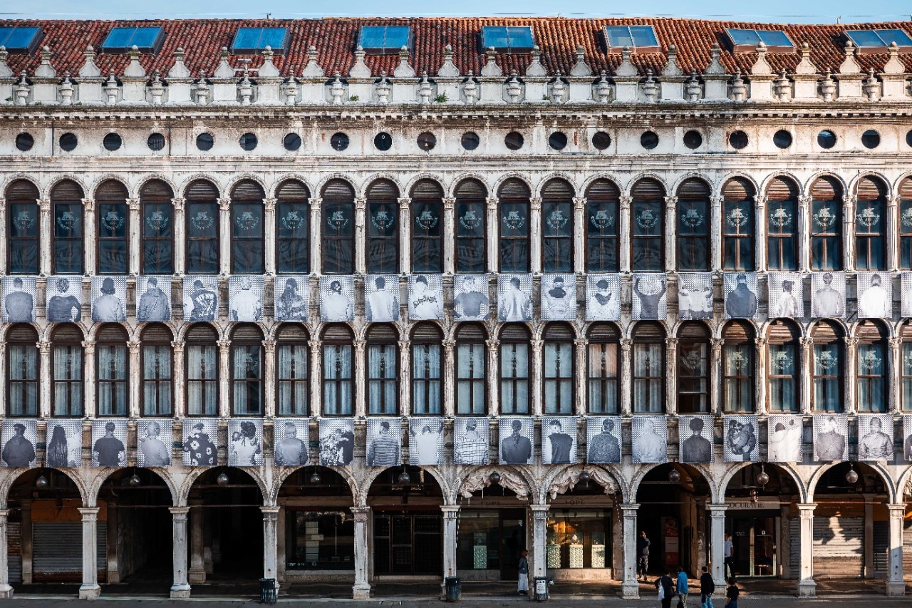 100 ritratti dei rifugiati sulla facciata delle Procuratie Vecchie di Venezia