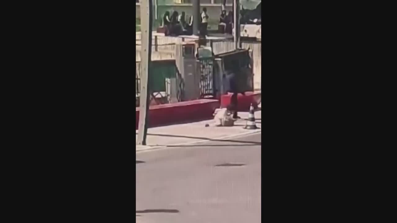 VIDEO Aggressione choc a Fontivegge, donna colpita mentre cammina