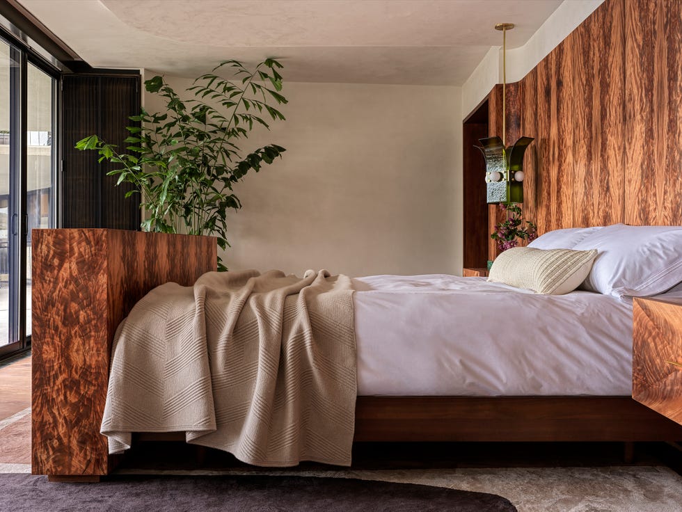una casa sofisticada con paredes de madera y muebles modernos vintage