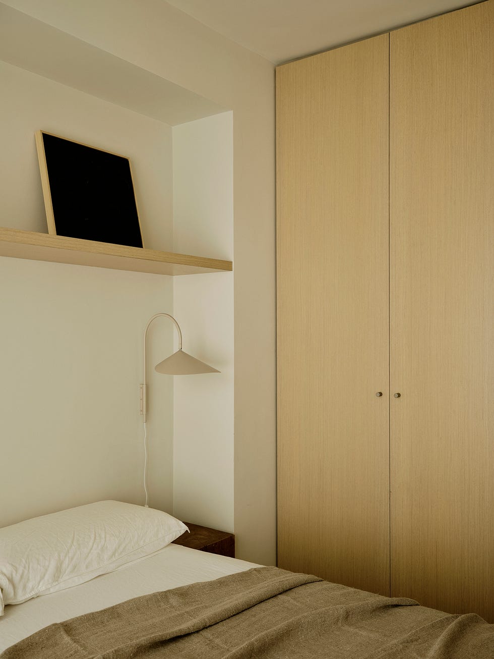 un piso mini con dormitorio en color arena estilo asiatico
