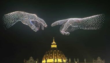 piazza San Pietro gremita per il concerto con show di droni