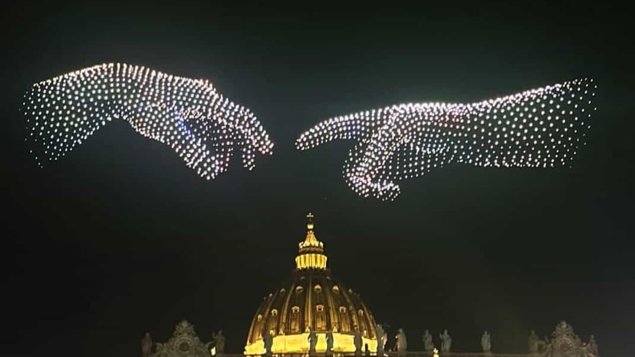 piazza San Pietro gremita per il concerto con show di droni