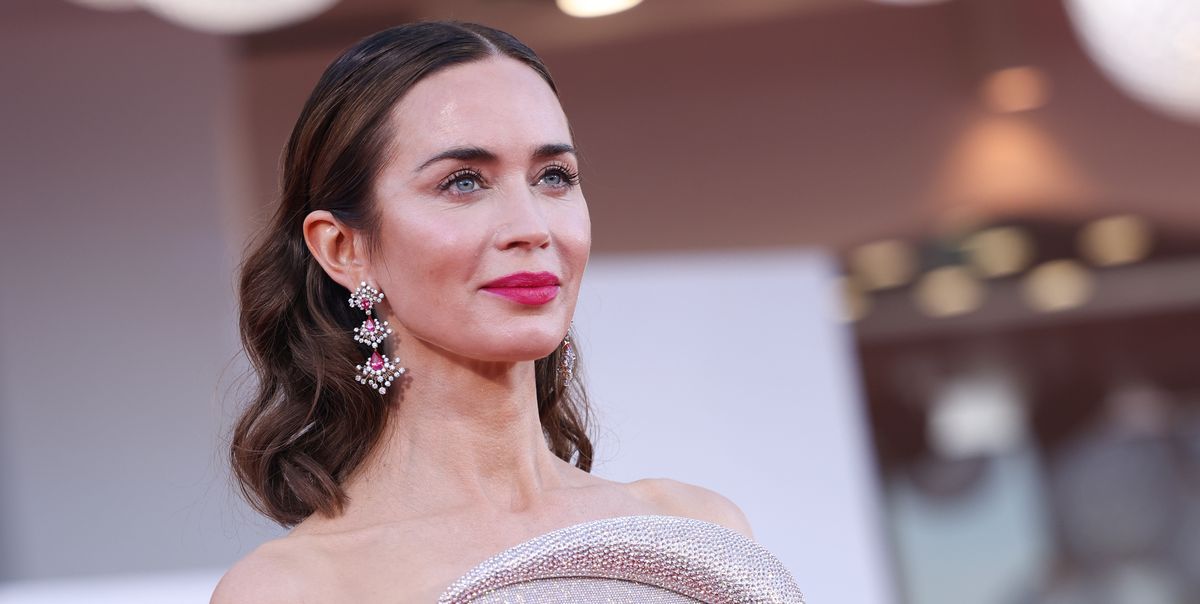 Il vestito gioiello di Emily Blunt a Venezia è il look sparkling per le feste