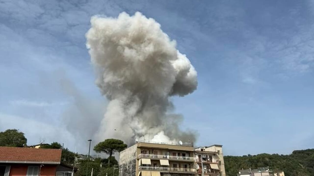 Forte esplosione e colonna di fumo nero: soccorsi sul posto