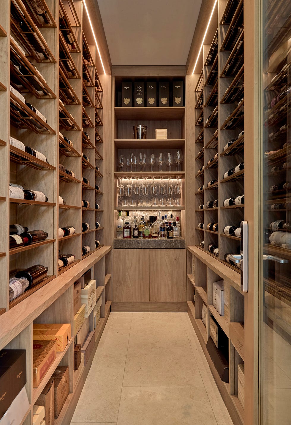 casa moderna con bodega de madera estrecha