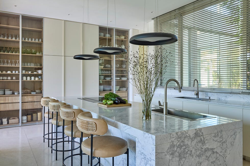 casa de cristal moderna con piscina y decoracion minimal en blanco