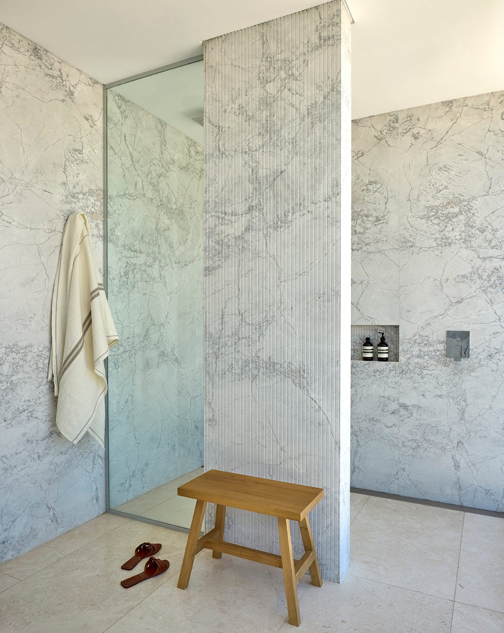 casa de cristal moderna con piscina y decoracion minimal en blanco