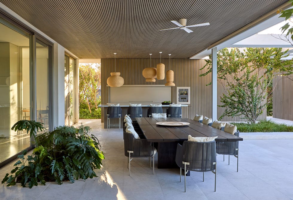 casa de cristal moderna con piscina y decoracion minimal en blanco