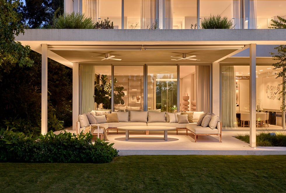 casa de cristal moderna con piscina y decoracion minimal en blanco