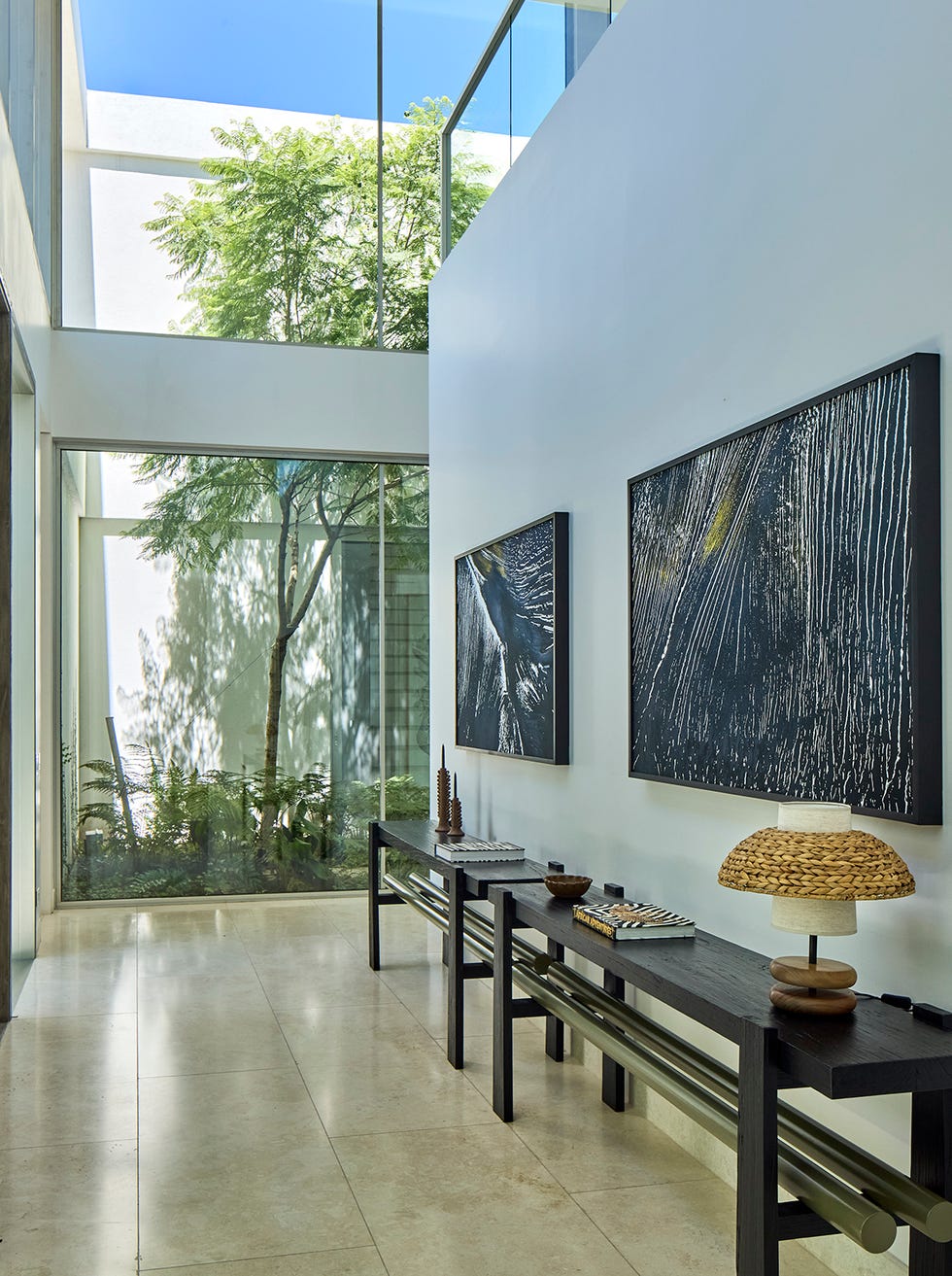 casa de cristal moderna con piscina y decoracion minimal en blanco y madera