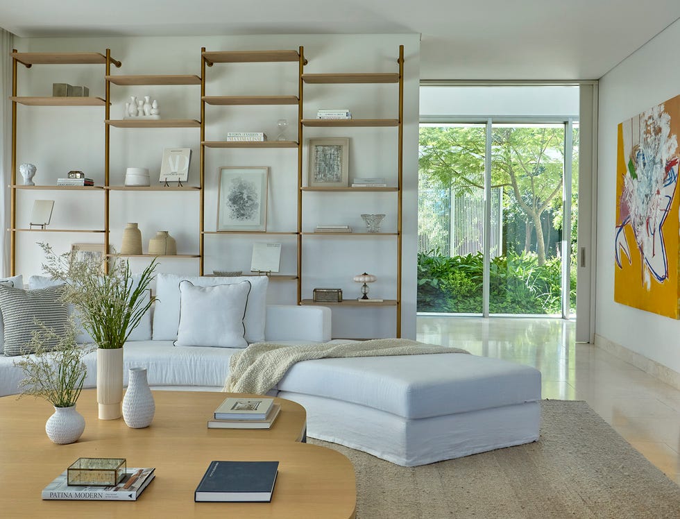 casa de cristal moderna con piscina y decoracion minimal en blanco