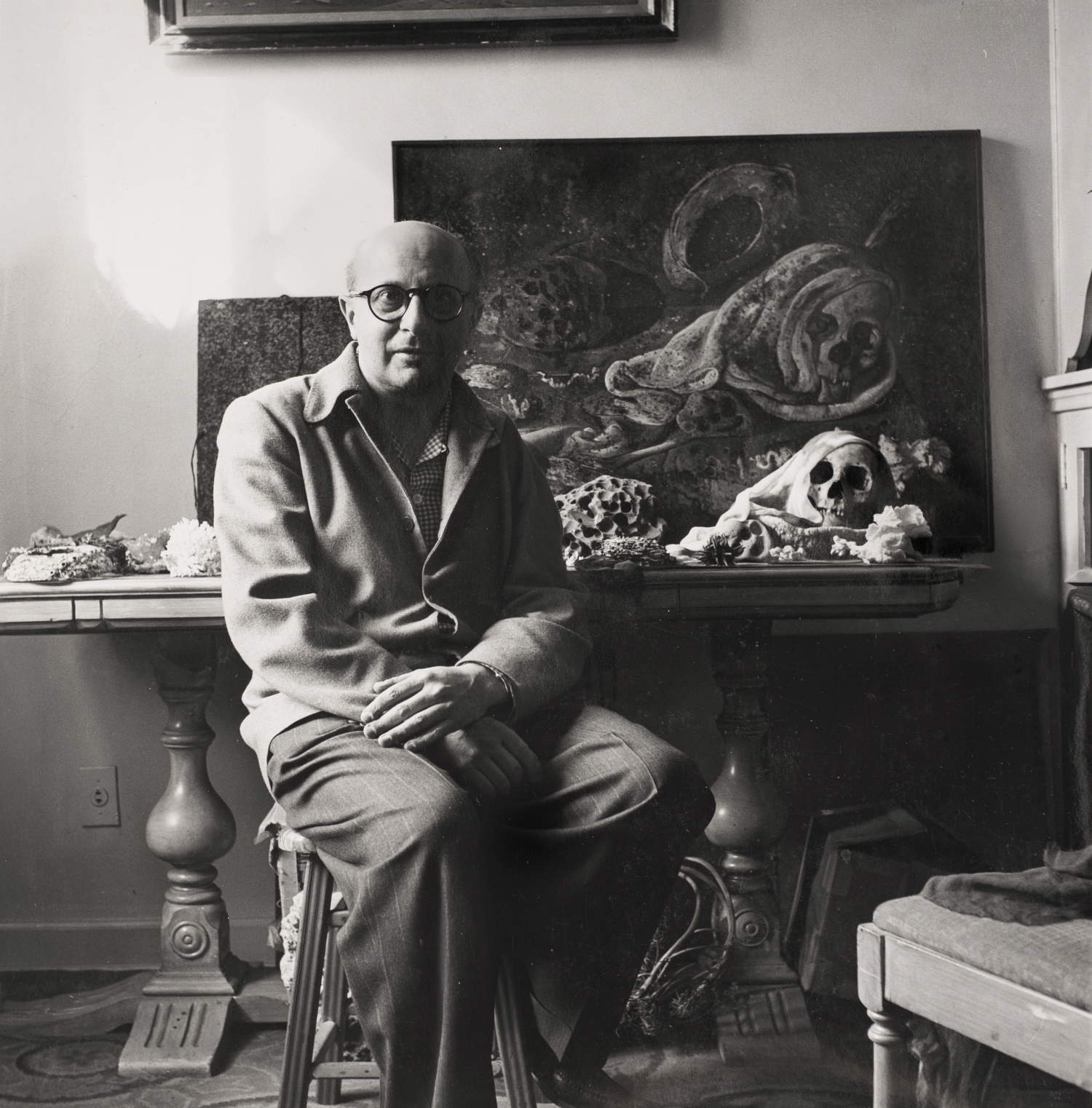 Eugene Berman con Nature Trés Morte, 1945 o 1946. Foto George Heuningen-Huene, Museo archeologico nazionale dell’Agro Falisco e Forte Sangallo, Civita Castellana (VT)
