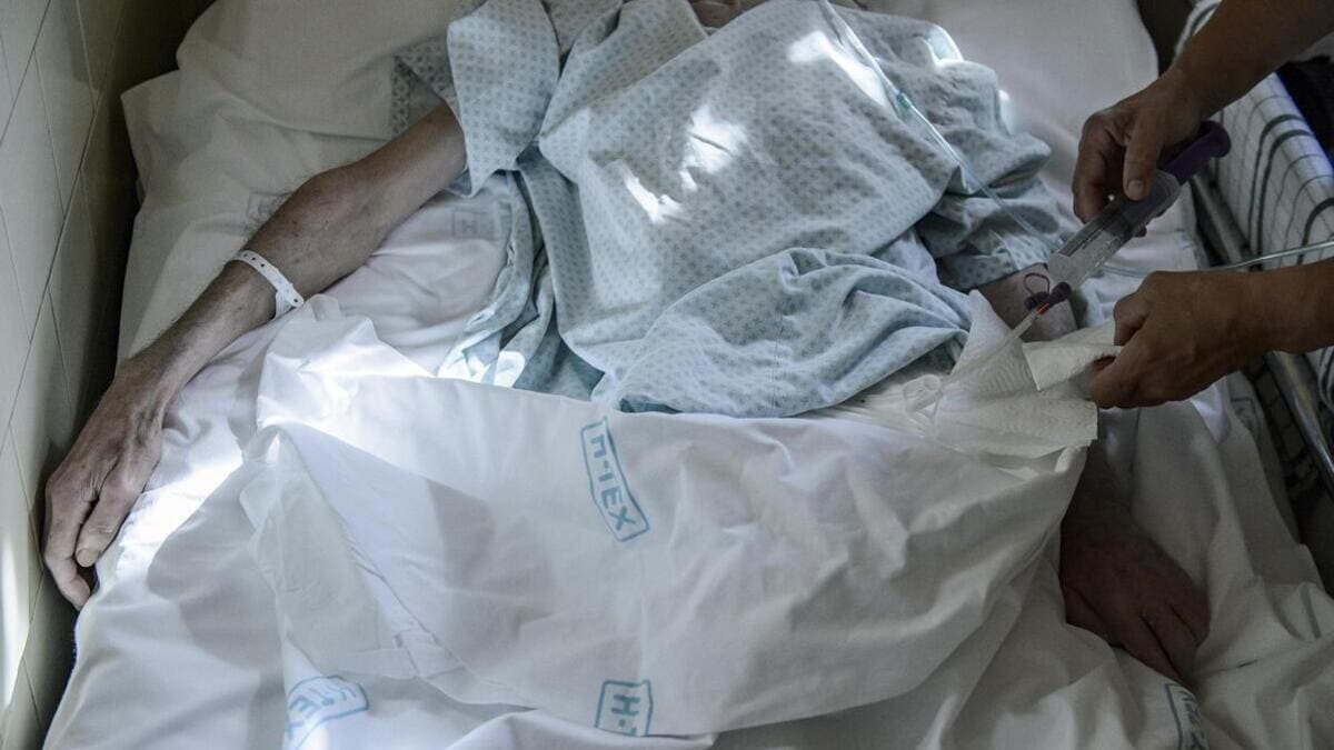 Un uomo in Ungheria viene curato con le cure palliative, alternativa all