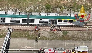 un treno della linea Milano-Tirano ha urtato i massi caduti ad Abbadia
