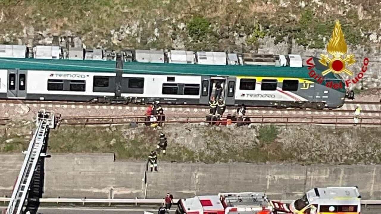un treno della linea Milano-Tirano ha urtato i massi caduti ad Abbadia