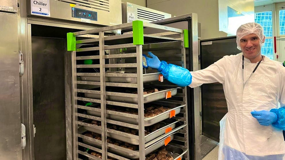 Gate Gourmet 2025. Ogni pasto viene raffreddato in modo che si conservi meglio. Il cibo viene preparato al massimo 12 ore prima dalla partenza.