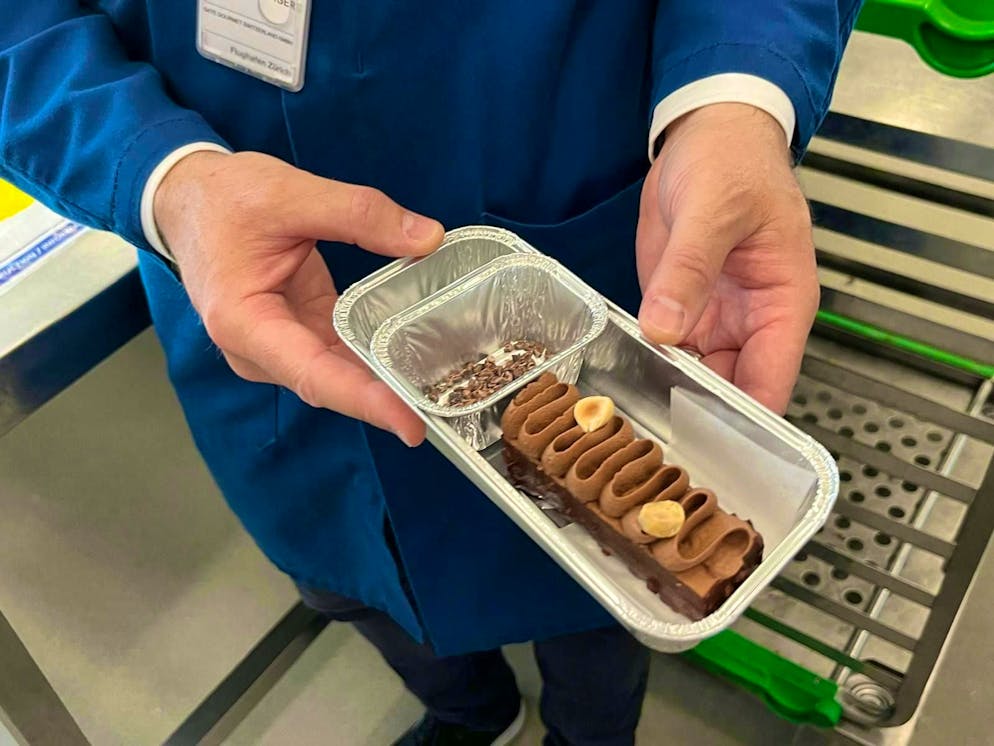 Gate Gourmet 2025. Questo dessert è stato progettato da uno chef stellato e infine prodotto nella cucina di Gate Gourmet.