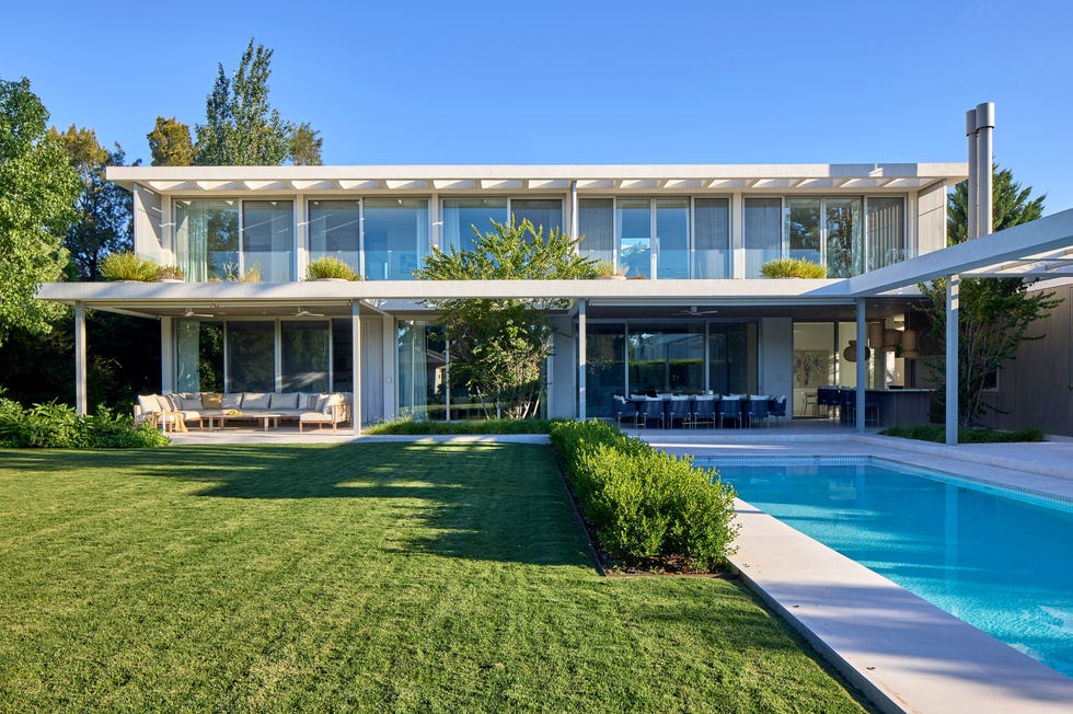 casa de cristal moderna con piscina y decoracion minimal en blanco
