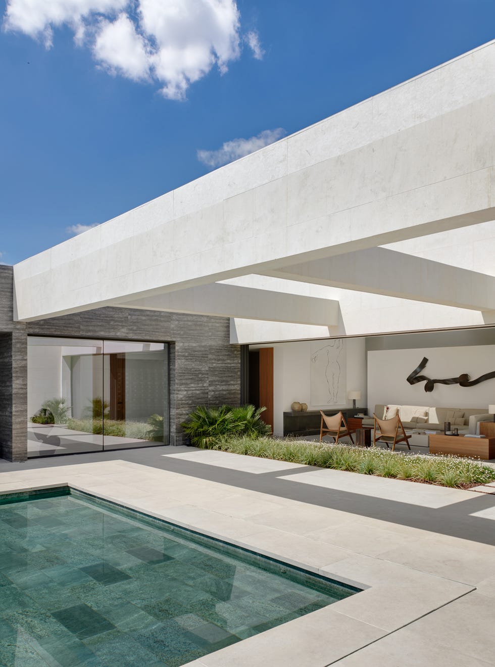 casa moderna con decoracion minimal en blanco y madera