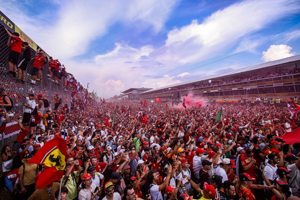 Tifosi sotto il podio di Monza