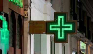 Assaltano una nota farmacia e rubano l'incasso: arrestati in due