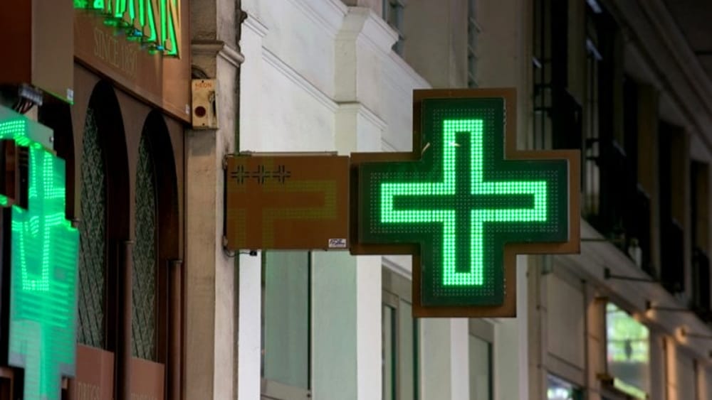 Assaltano una nota farmacia e rubano l'incasso: arrestati in due