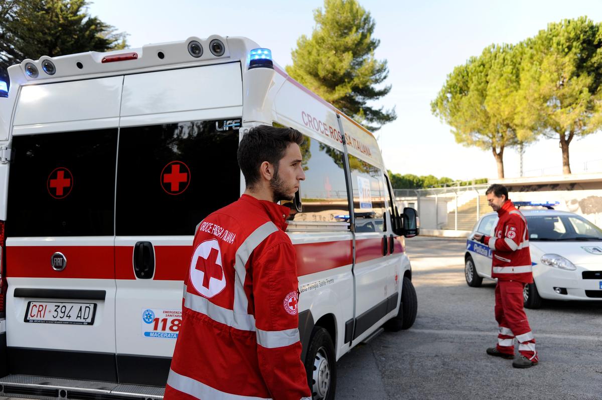 Baby gang, follia alla fermata. Cercano di bloccare la tramvia poi aggrediscono un ragazzino